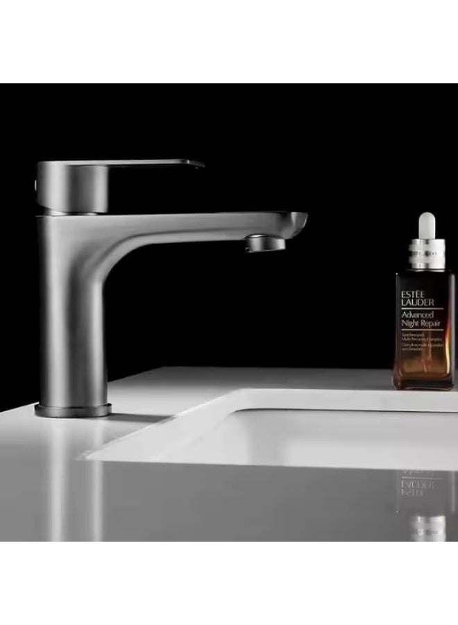 واي دي صنبور حوض حمام عصري بمقبض واحد، مصنوع من النحاس الصلب، يُثبت على سطح الحوض، يتميز بتدفق مياه سلس، ولمسة نهائية متينة، وسهولة التركيب، وهو قطعة فاخرة لحمامك تُضفي لمسة جمالية على منزلك. - Image 3